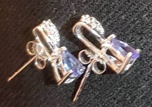 1 ct Tanzanite and diamond earings set in 18 ct white gold. Please read description.