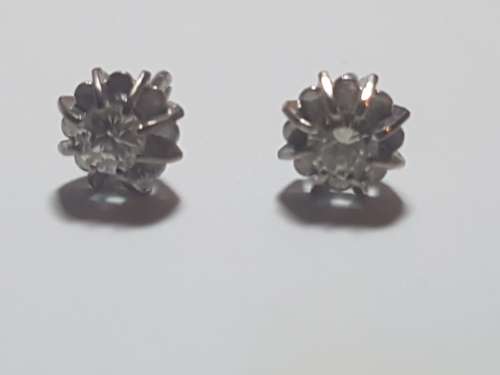 Diamond earings in solid 9 ct gold. Please read description