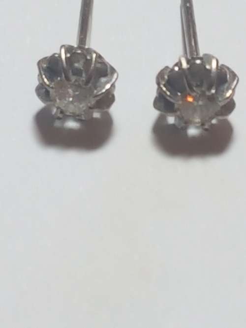 Diamond earings in solid 9 ct gold. Please read description