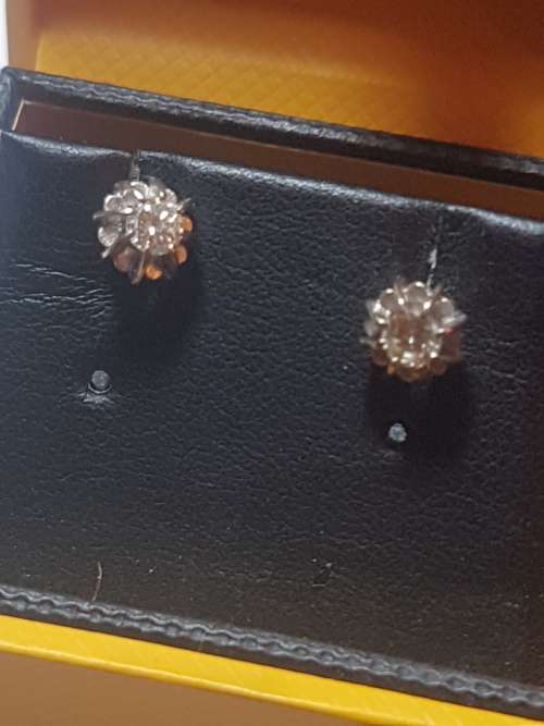 Diamond earings in solid 9 ct gold. Please read description