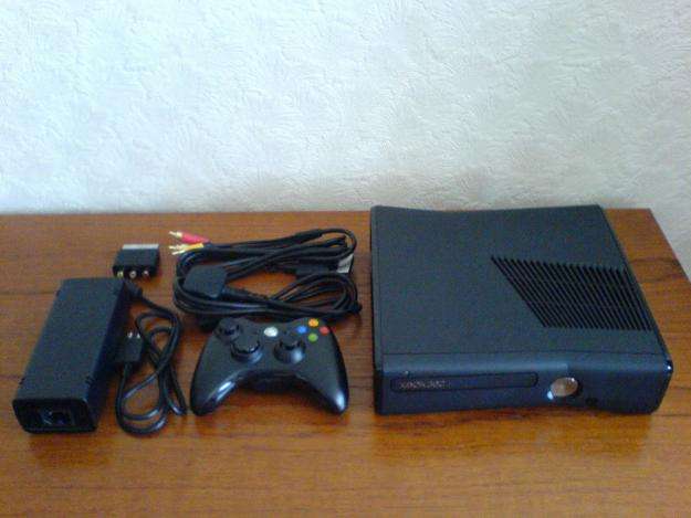 Xbox 360 Slim 4gb + remote control + cables (R1 auction no reserve)
