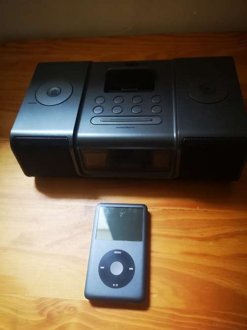 Original ipod classic 120gb with ihome docking station radio
