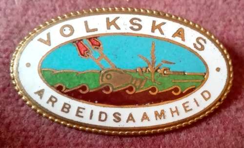 VINTAGE ENAMELED VOLKSKAS BANK ARBEIDSAAMHEID BADGE