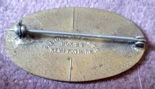 VINTAGE ENAMELED VOLKSKAS BANK ARBEIDSAAMHEID BADGE