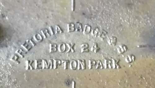 VINTAGE ENAMELED VOLKSKAS BANK ARBEIDSAAMHEID BADGE