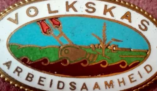 VINTAGE ENAMELED VOLKSKAS BANK ARBEIDSAAMHEID BADGE