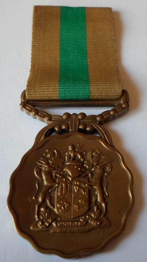 FULL SIZE SADF BRONZE TROUE DIENS / GOOD SERVICE 10 YEARS MEDAL