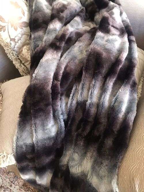 Sesli Plush Throw