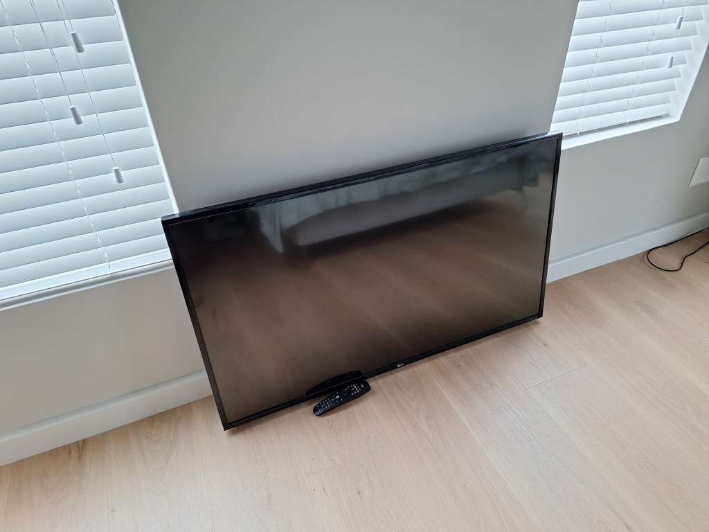 LG 49" UHD LED Smart TV with MagicRemote