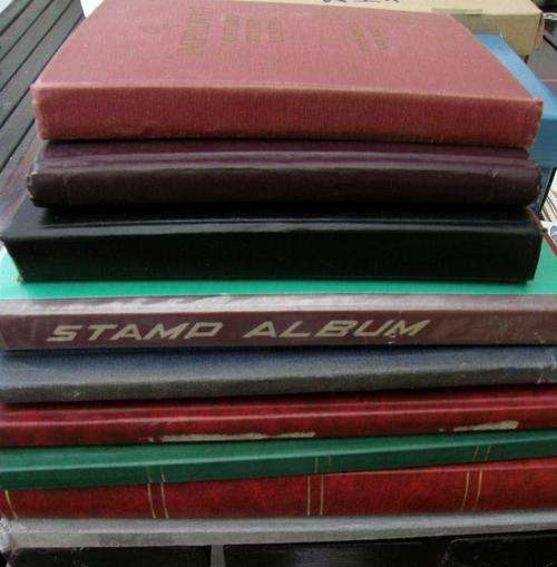 LARGE COLLECTION OF WORLD STAMPS