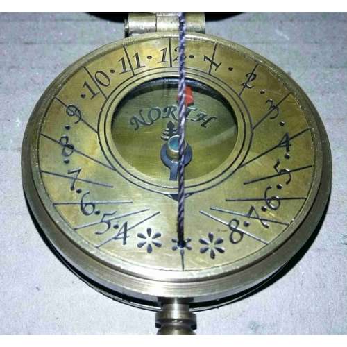 Pocket sundial compass