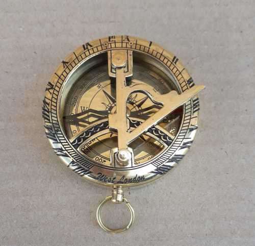 Pocket sundial compass