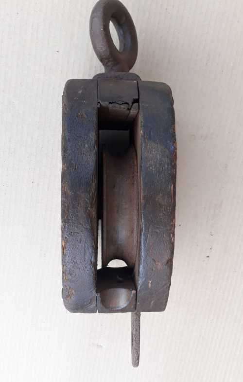 Vintage Wooden single Pulley. OLD