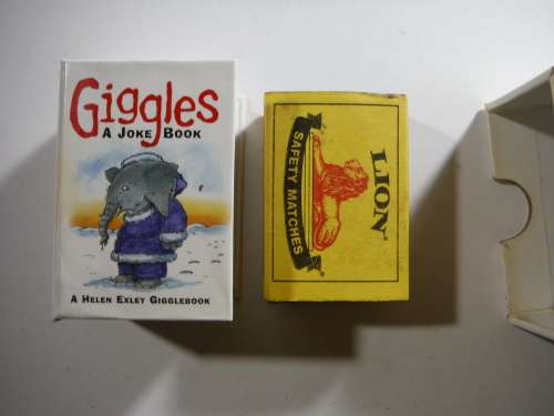 Giggles : A Joke Book by Helen Exley ( Fun Size book)
