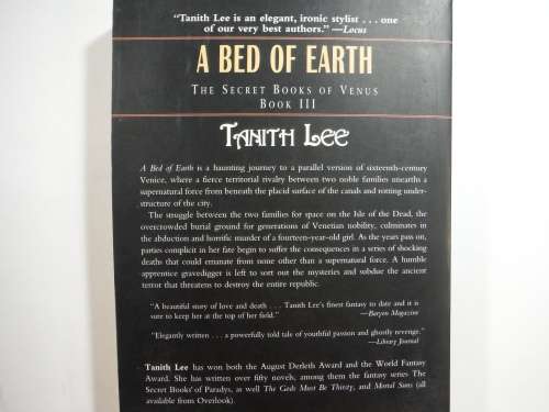 A Bed Of Earth - Paperback - Tanith Lee