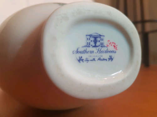 Elizabeth Arden Southern Heirlooms Vase