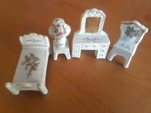 Miniature Doll House Bedroom Suite, Circa pre 1952!!