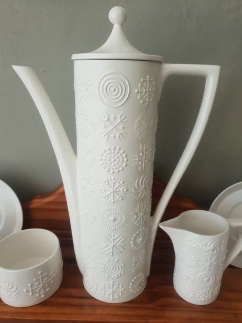Portmeirion "Totem" 16 piece, Stoke on Trent, Porcelain Coffee set. Made in England!!