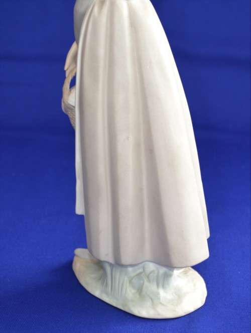Lladro Figurine - Country Maiden Matt Finish