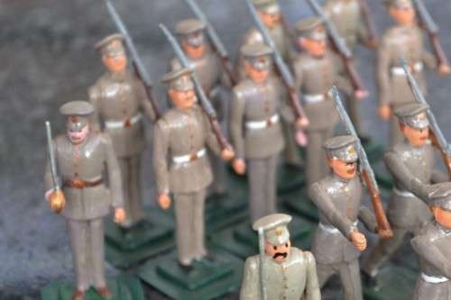 18 HAND PAINTED LEAD SOLDIERS