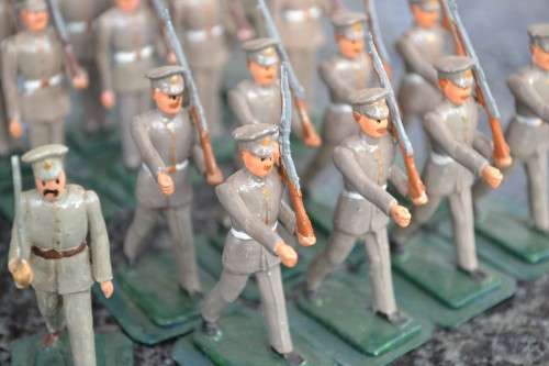 18 HAND PAINTED LEAD SOLDIERS