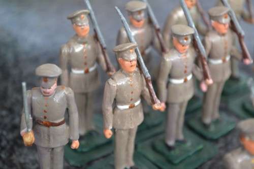 18 HAND PAINTED LEAD SOLDIERS
