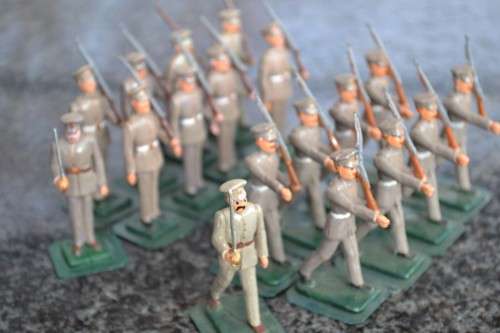 18 HAND PAINTED LEAD SOLDIERS