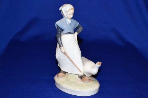 Royal Copenhagen Figurine "Goose Girl" No 528