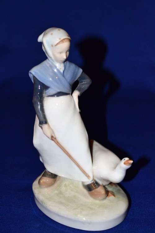 Royal Copenhagen Figurine "Goose Girl" No 528