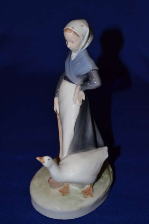 Royal Copenhagen Figurine "Goose Girl" No 528