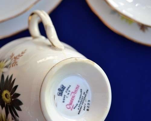 Queen Anne Fine Bone China - 12 Pieces