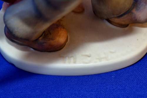 Hummel "Strolling Along" Figure #5