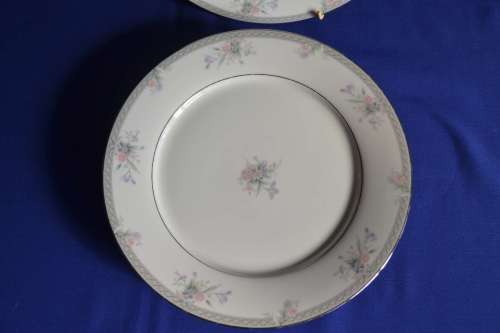 Noritaki Legendary Dinner Plates - Five Pieces