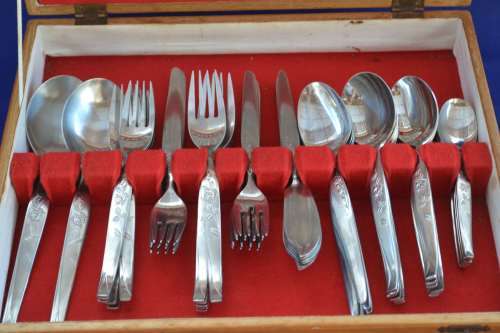 Noritake Assembled Cutlery Set in Wooden Canteen