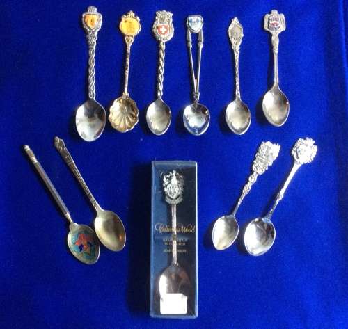 Vintage Wooden Collectable Spoon Display Rack with 11 Collectable Spoons