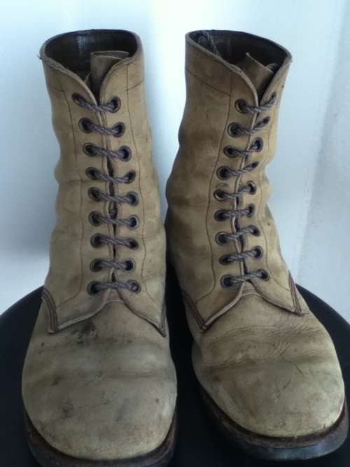 BEIGE/TAN MILITARY BOOTS SIZE10