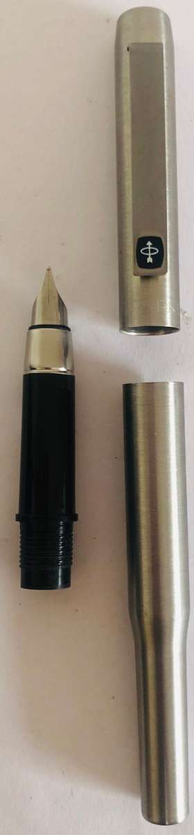 VINTAGE PARKER 25 STAINLESS STEEL FOUNTAIN PEN AND BALLPOINT PEN WITH LOGO IN BLACK BOX ON CLIP