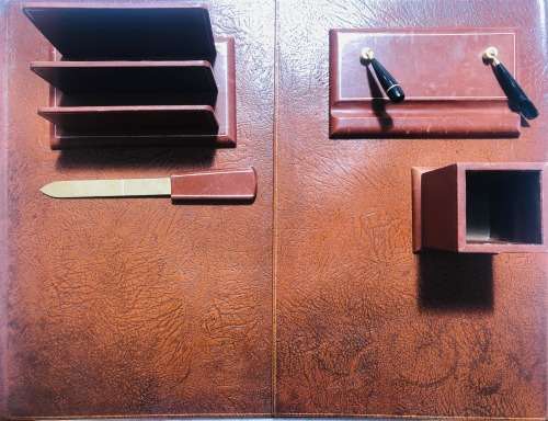 BROWN DESKTOP SET: DESKTOP CALENDAR HOLDER, LETTER OPENER, LETTER HOLDER, 2 PEN HOLDERS