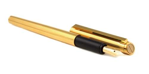 VINTAGE ALFRED DUNHILL GOLD PLATED PINSTRIPE GUILLOCHEE FOUNTAIN PEN WITH 14K GOLD NIB
