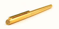 VINTAGE ALFRED DUNHILL GOLD PLATED PINSTRIPE GUILLOCHEE FOUNTAIN PEN WITH 14K GOLD NIB