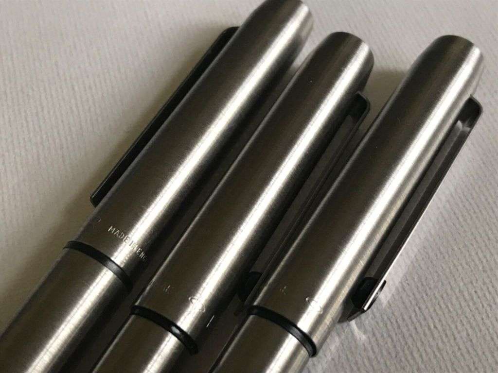 PARKER 25 VINTAGE BRUSHED STEEL FOUNTAIN PEN, BALLPOINT PEN & PENCIL TRIO SET IN BOX