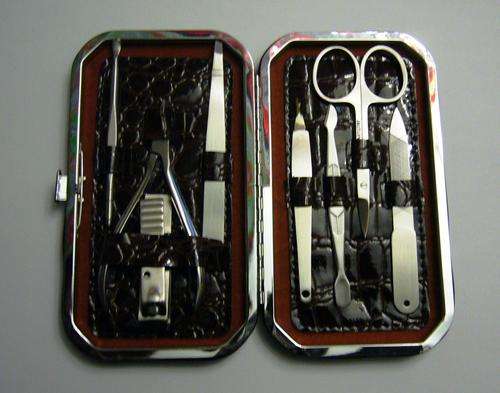 8 PIECE HIGH QUALITY MANICURE SET