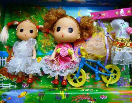 7 PIECE COLLECTIBLE PRINCESS DOLL SET