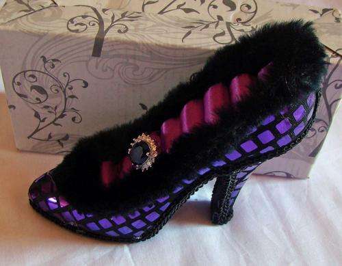 ELEGANT DESIGNER PURPLE RING DISPLAY SHOE...