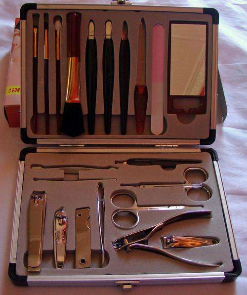 22 PIECE HIGH QUALITY MANICURE SET WITH CARRY CASE