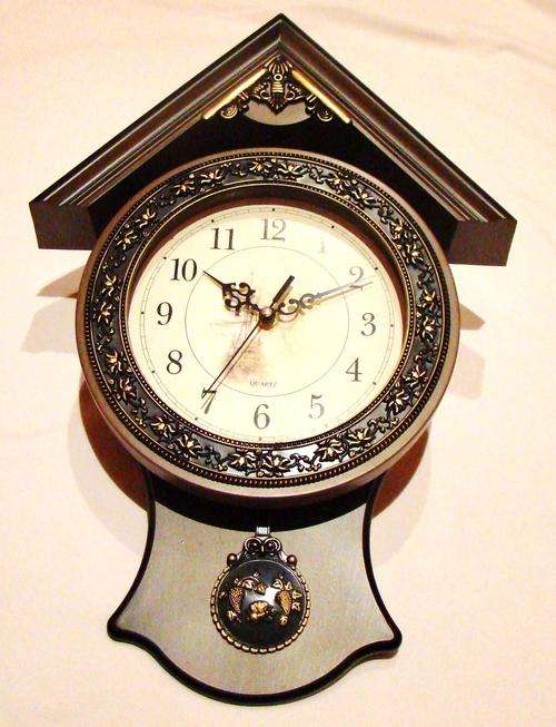 ELEGANT ANTIQUE BROWN WALL CLOCK WITH SWINGING PENDULUM