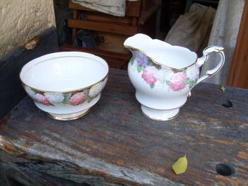 BEAUTIFUL VINTAGE PARAGON CHINA HYDRANGEA FLOWER (CHRISMAS ROSE) MILK JUG & SUGAR BOWL PINK, BLUE +