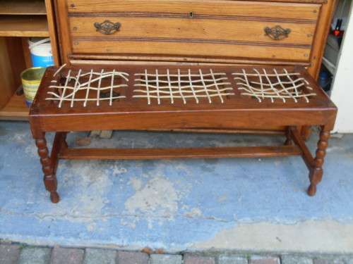 VINTAGE THREE SEATER BOBBIN LIKE LEGS RIEMPIE STOOL