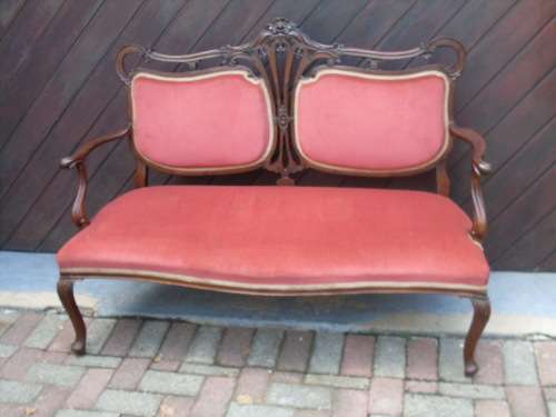 AN EXQUISITE ANTIQUE VICTORIAN MAHOGANY? CARVED BACK SETTEE WITH UPHOLSTERY. TRUELY MAGNIFICENT