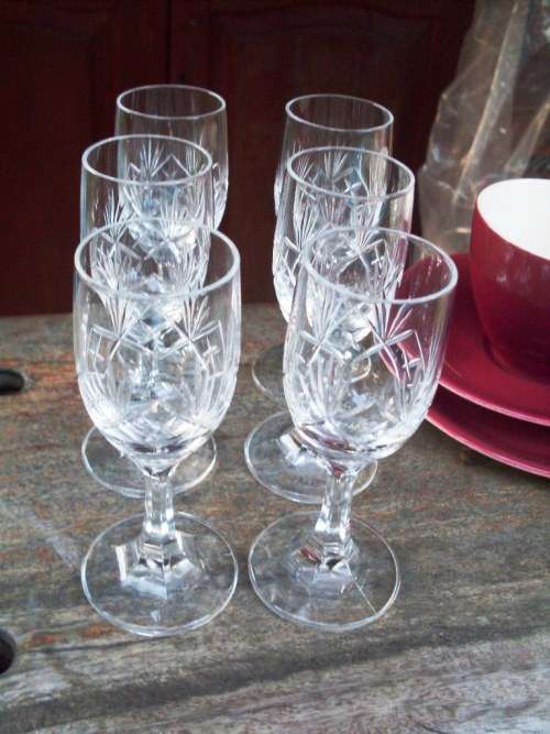 SET OF SIX CRYSTAL ASSUMED SHERRY OR LIQUEUR GLASSES IN STAR DIAMOND FLASH DESIGN